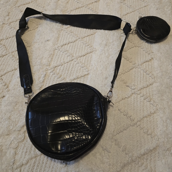 Black adjustable round bag with matching detachable coin purse. Wear many ways - Picture 9 of 10